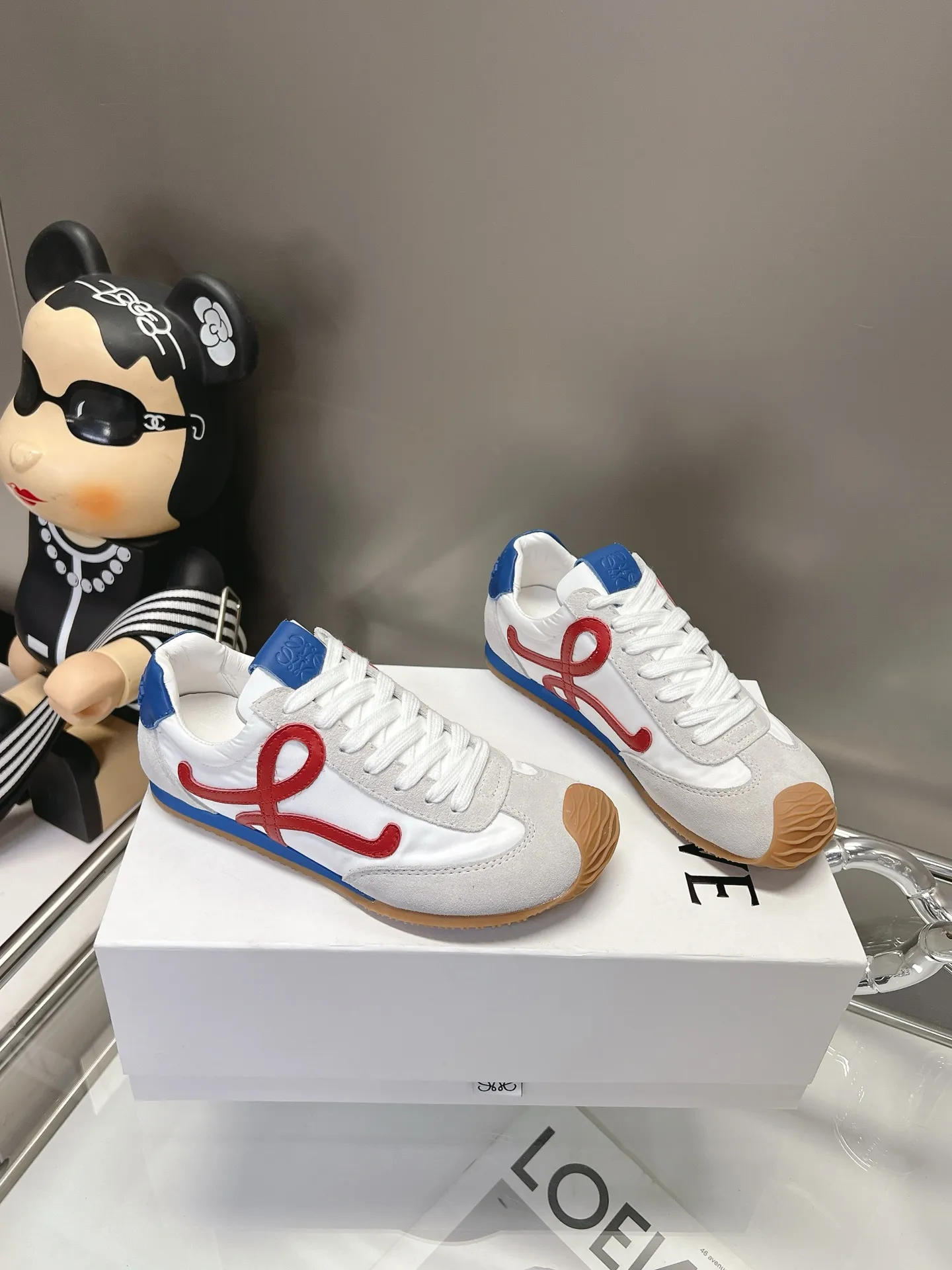 👟👟Ex-factory price 540👟👟 Original BALLET RUNNER2.0 Loewe ballet shoes! Asymmetrical toe shape, Loewe's signature design! Super soft, light and flexible original TPU sole with wavy pattern, (not ordinary rubber sole) original cover last + fierce craftsmanship wrapping feeling, the comfort is first-class! The 3D injection molded rubber LOEWE logo on the heel gives this shoe a retro and elegant interpretation, and incorporates modernity and LOEWE's unique style. There are so many colors and pictures will be updated one after another. Code number: 35-40 (41 customized)